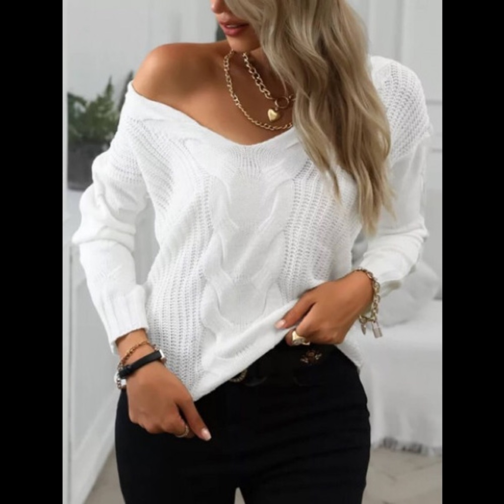Gorgeous Knitted V-Neck With A Braided Design White Sweater